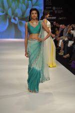 Model walks the ramp for Kashi Jeweller Show at IIJW Day 4 on 22nd Aug 2012 (221).JPG